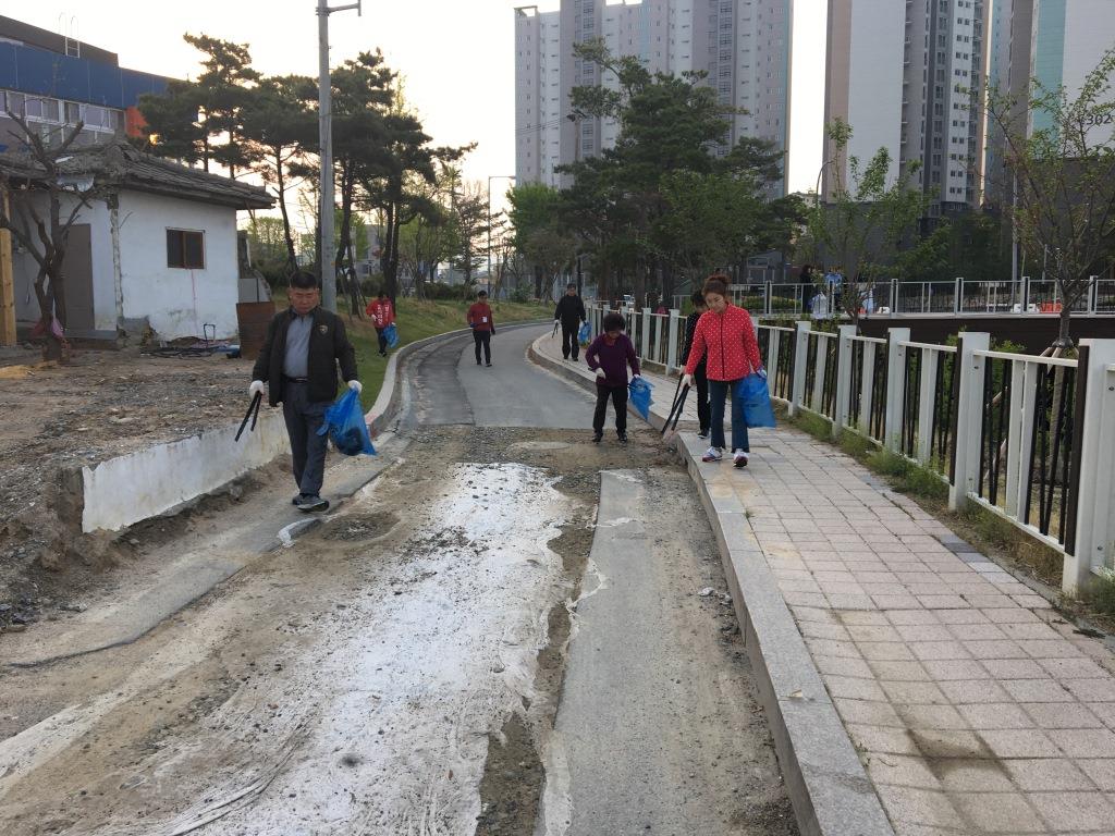 약사명동 주민자치위원회, 약사천 환경정화 활동약사명동 주민자치위원회 환경정화 활동(2018.04.27.)