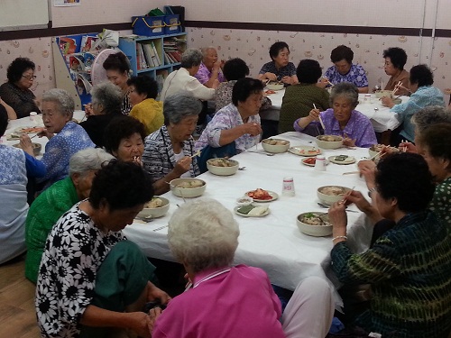 춘천YMCA 지역 어르신에 삼계탕 제공