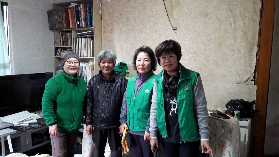 강남동 새마을부녀회 도배 및 청소 봉사활동