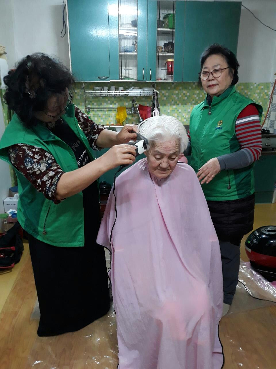 강남동새마을부녀회 미용봉사
