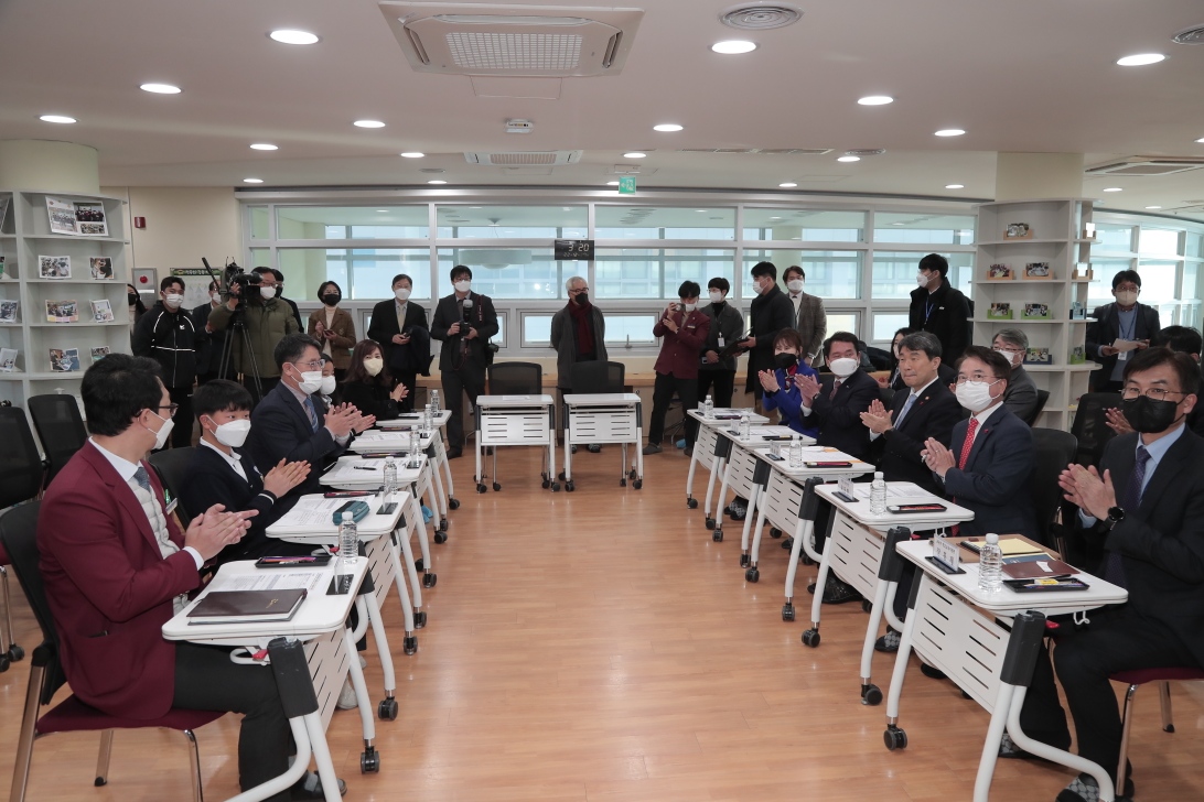 육동한 춘천시장, AI 교육시설 견학 및 학부모 간담회