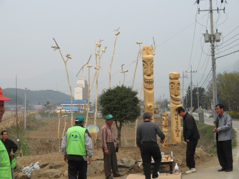 지내1리 장승 및 솟대 세우기