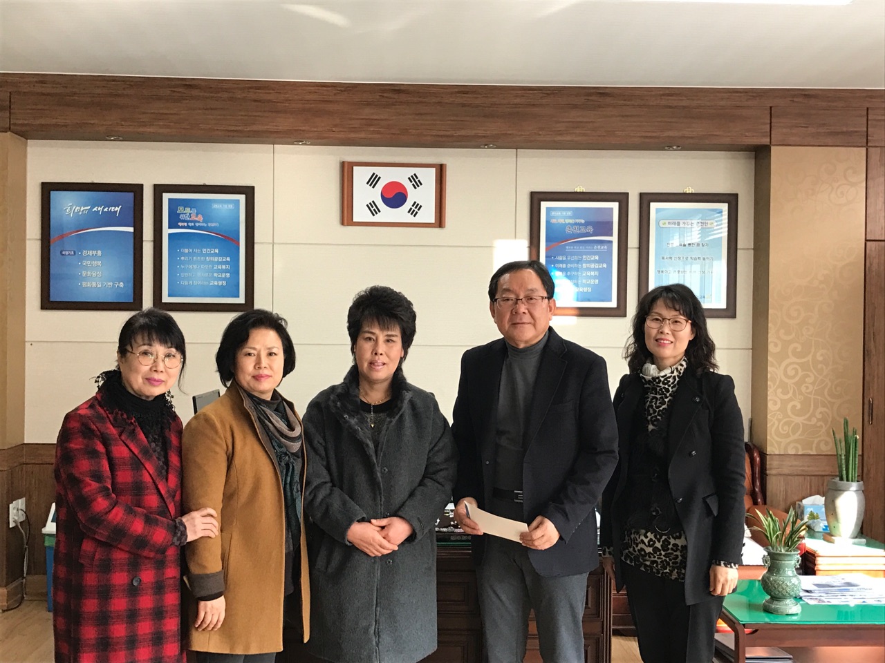 새마을부녀회, 학교발전기금 전달(2017.02.06.)
