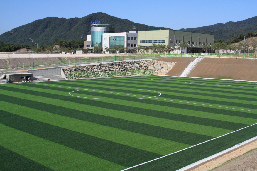 거두인조잔디 축구장 건립중