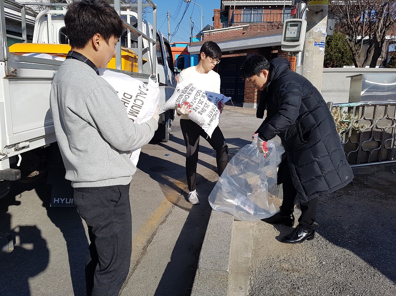 약사명동 골목길에 염화칼슘 배치(2017.12.04.)
