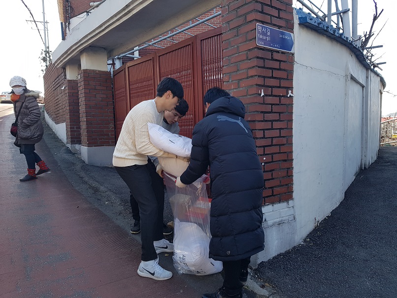 약사명동 골목길에 염화칼슘 배치(2017.12.04.)