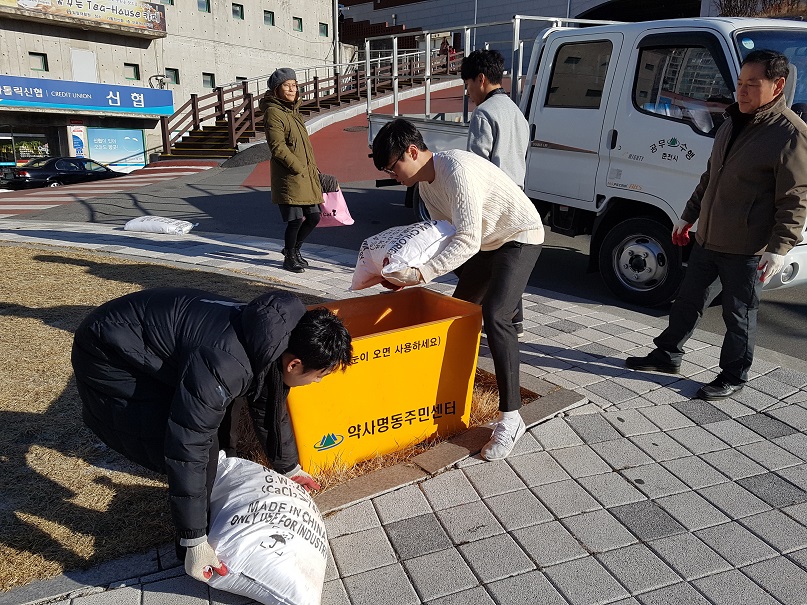 약사명동 골목길에 염화칼슘 배치(2017.12.04.)