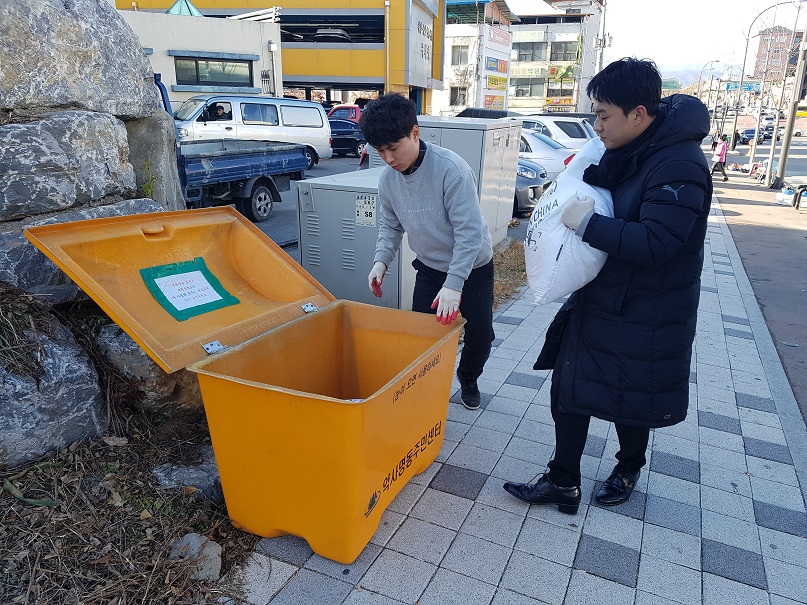 약사명동 골목길에 염화칼슘 배치(2017.12.04.)