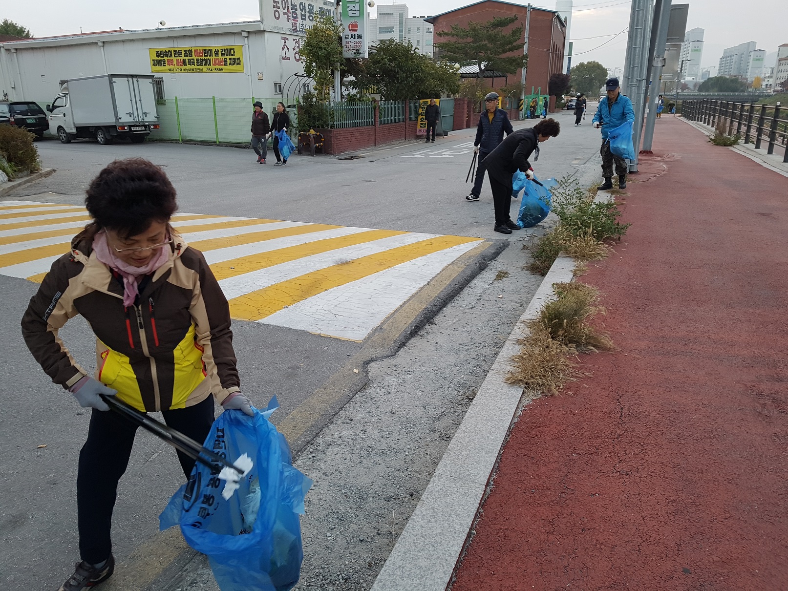 약사명동 주민자치위원회, 약사천 환경정화 활동약사명동 주민자치위원회 환경정화 활동(2017.10.27.)