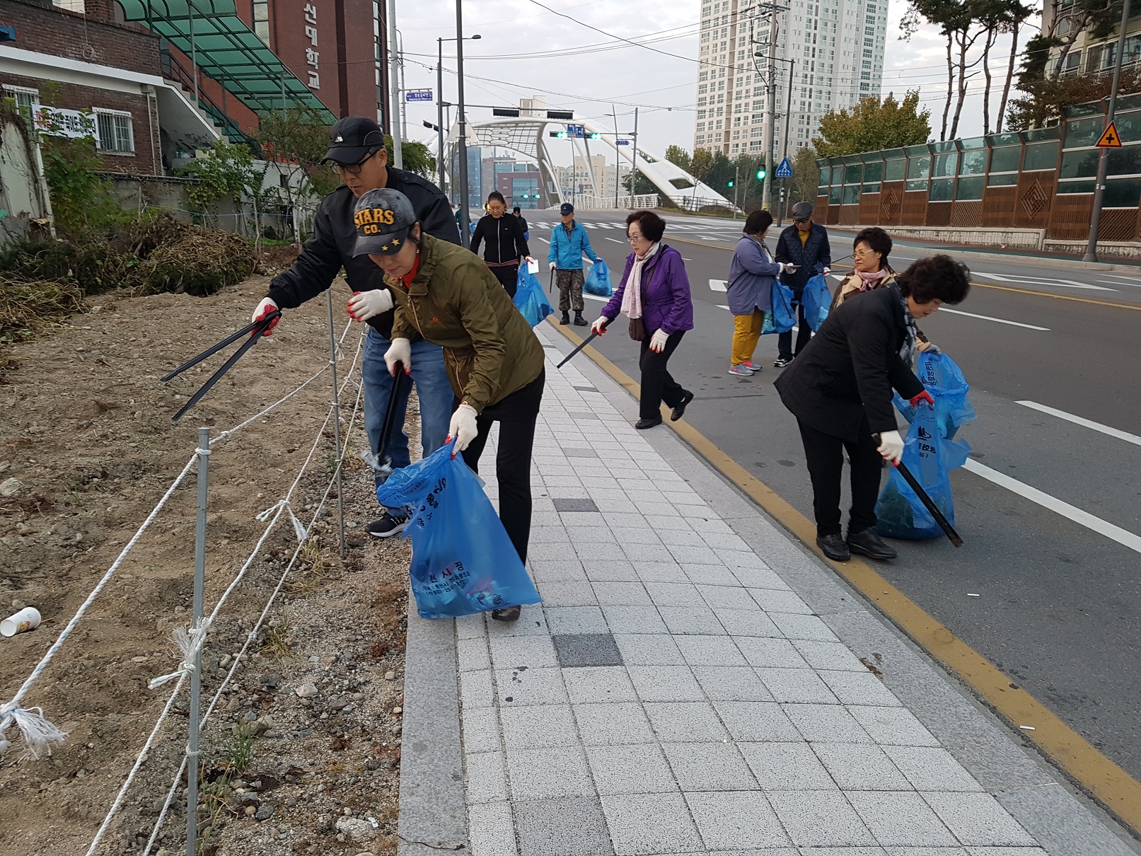 약사명동 주민자치위원회, 약사천 환경정화 활동약사명동 주민자치위원회 환경정화 활동(2017.10.27.)