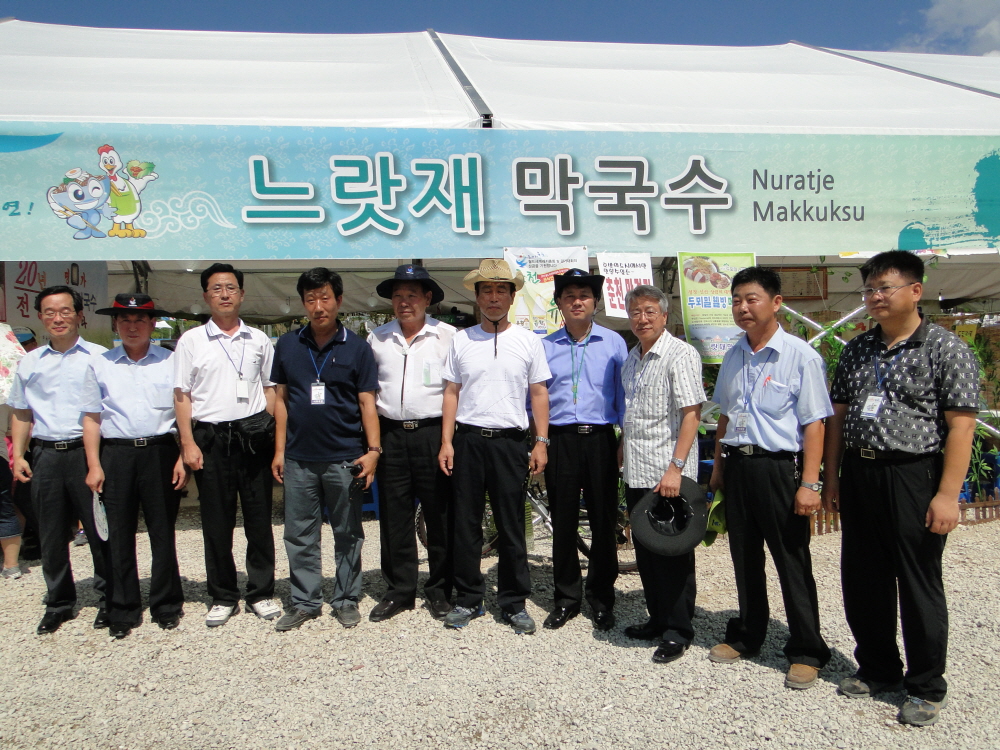 막국수 축제시 지사와 레저간부 느랏제막국수 방문