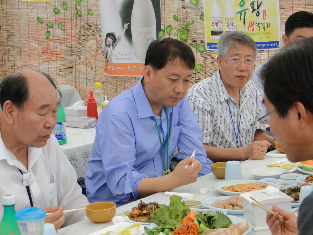 막국수 축제시 지사와 레저간부 느랏제막국수 방문