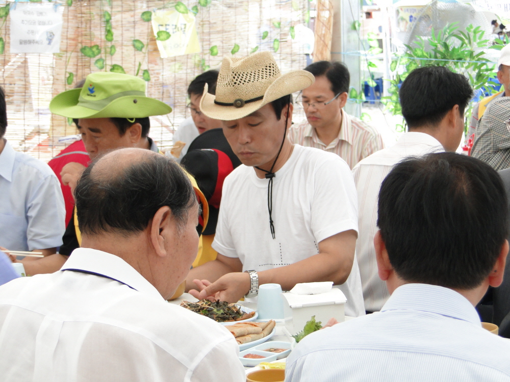 막국수 축제시 지사와 레저간부 느랏제막국수 방문