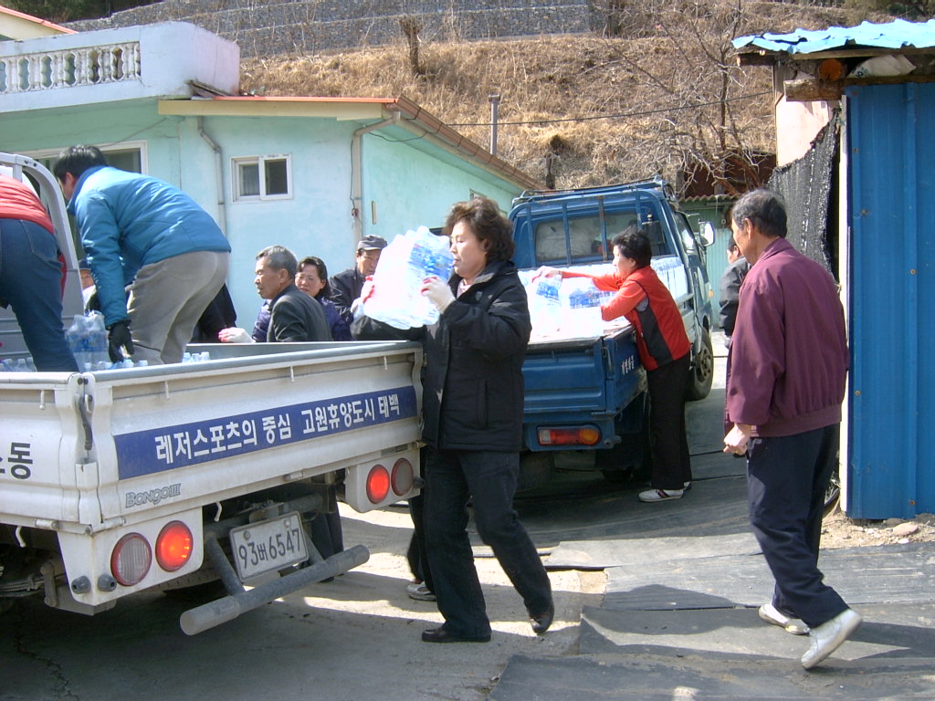 약사명동 자생단체 태백시 생수지원
