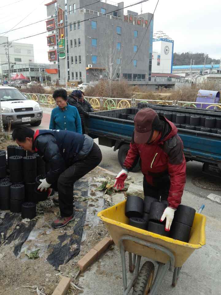 「(주)우인」 ,「퇴계동 자원봉사단저소득」저소득가구 연탄 후원 배달
