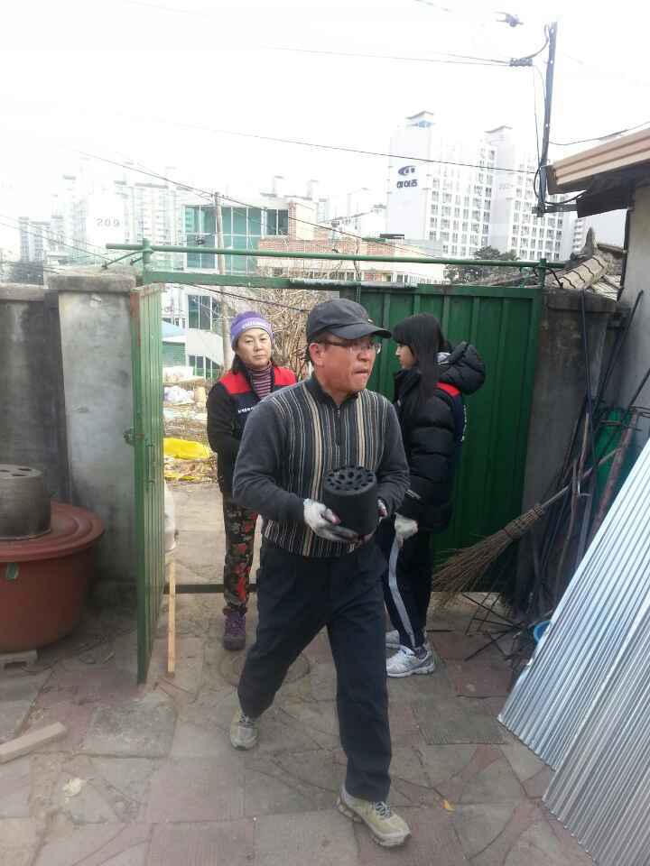 「(주)우인」 ,「퇴계동 자원봉사단저소득」저소득가구 연탄 후원 배달