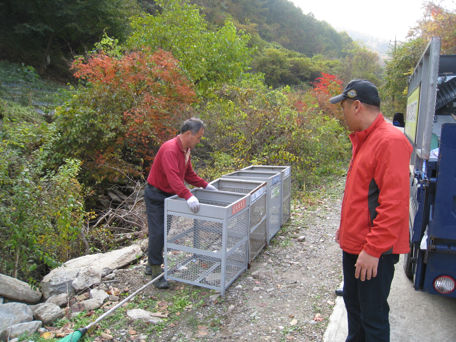 오월1리(이장 배철균) 쓰레기분리수거함 설치