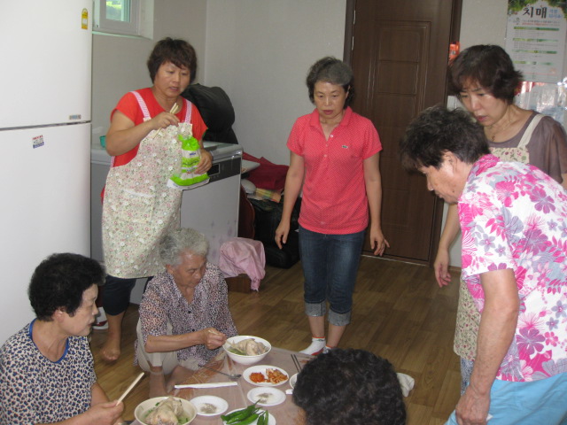교동 새마을부녀회 관내어르신 삼계탕접대