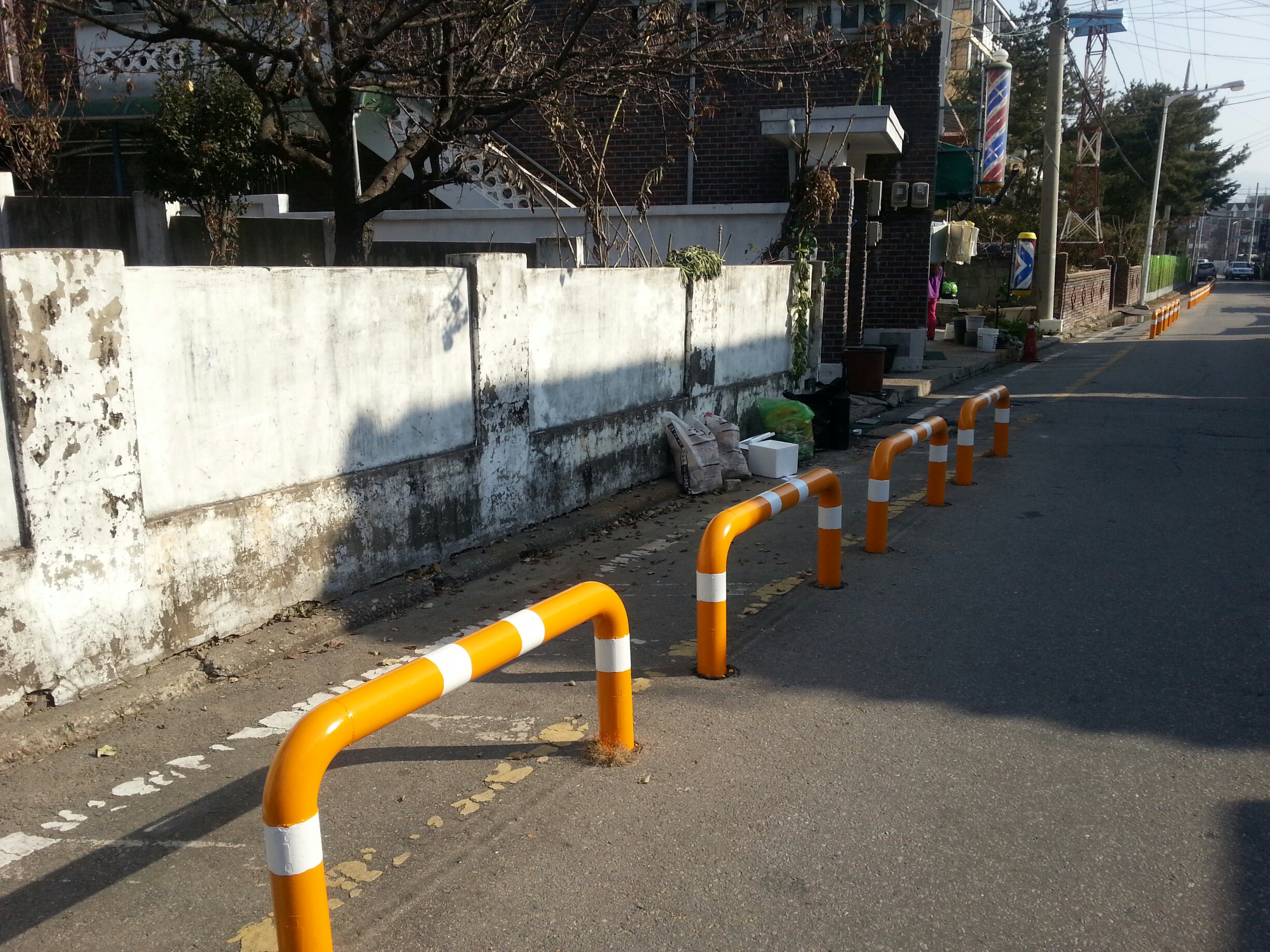 춘천초등학교 앞 볼라드 도색