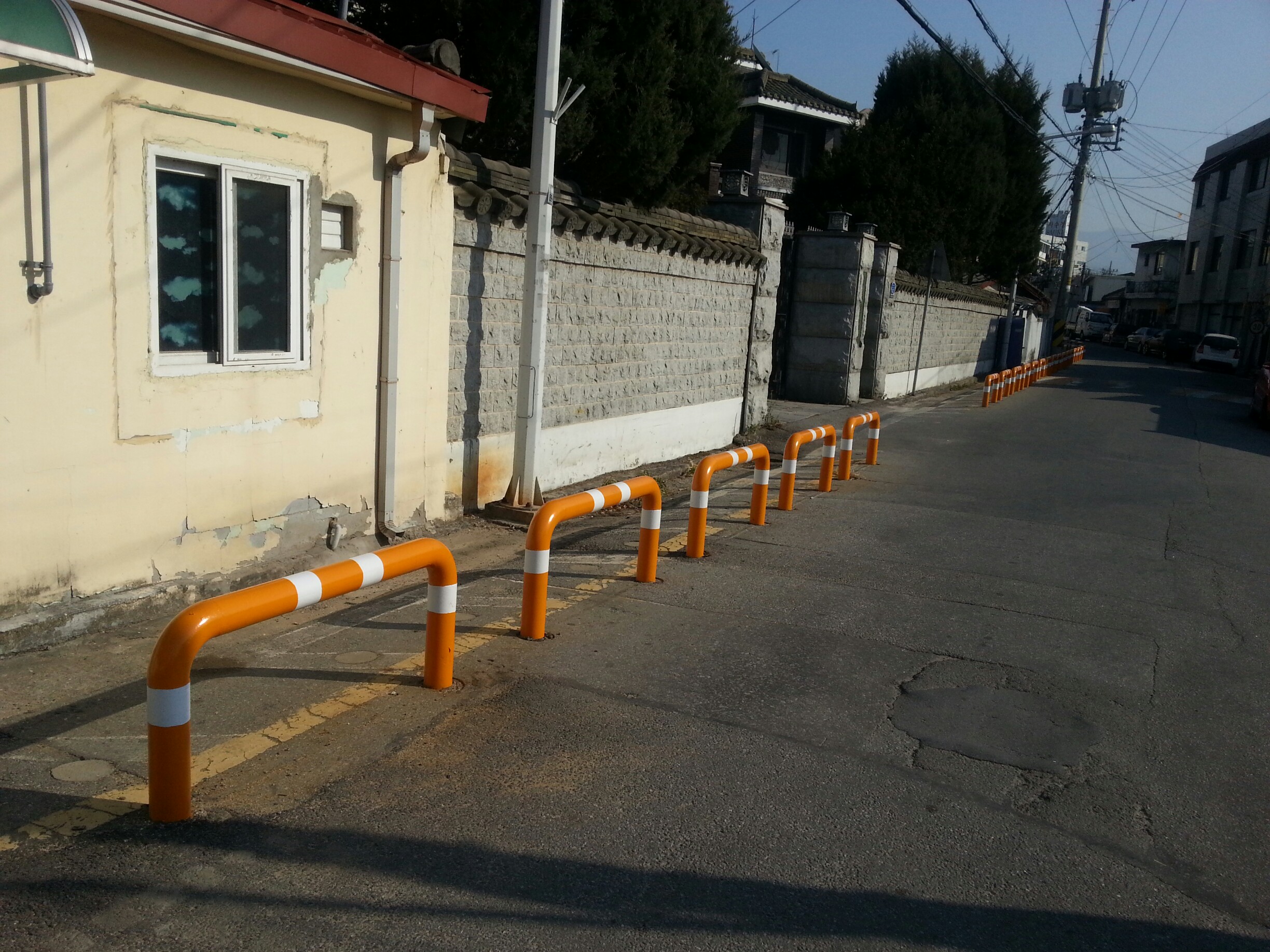 춘천초등학교 앞 볼라드 도색