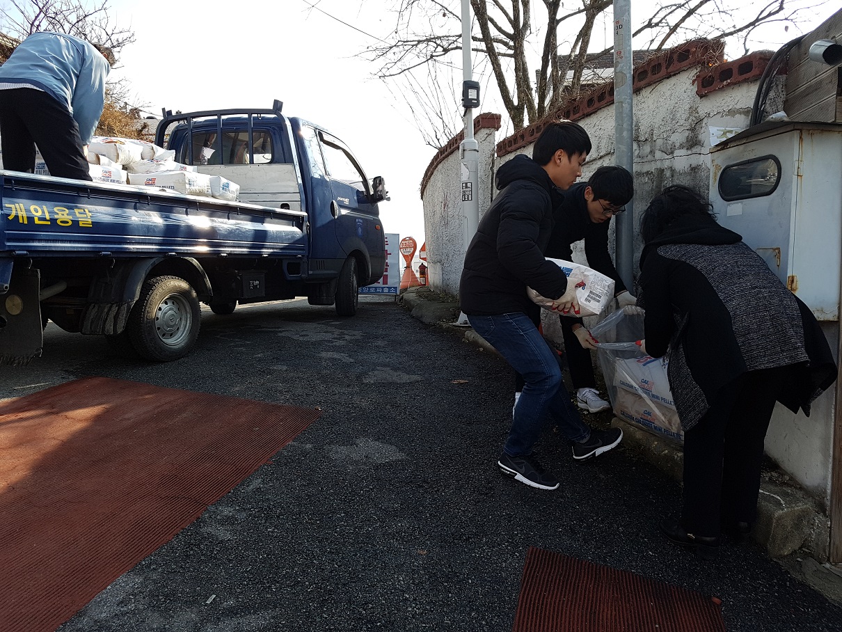 약사명동 이면도로에 염화칼슘 배치