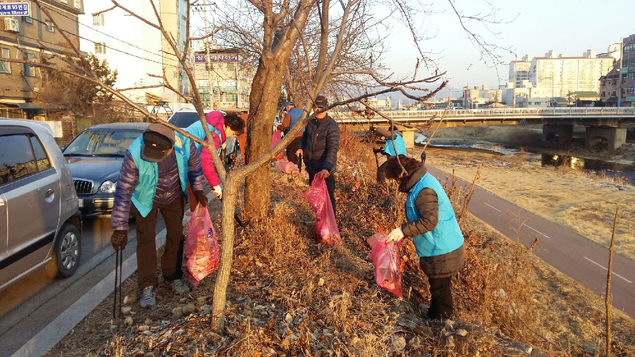 퇴계동 바르게살기위원회 봄맞이 자연정화 활동 전개