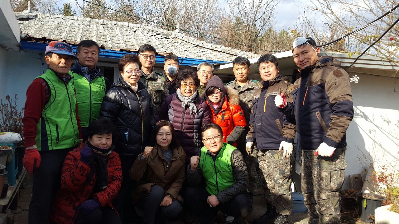 주민자치위원회와 82정비대 준사관 봉사단 집수리 봉사(11.23.)