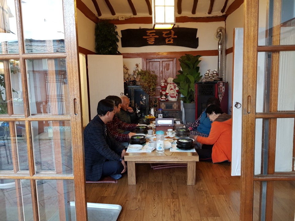 강남동 “돌담” 성탄맞이 사랑의 중식제공