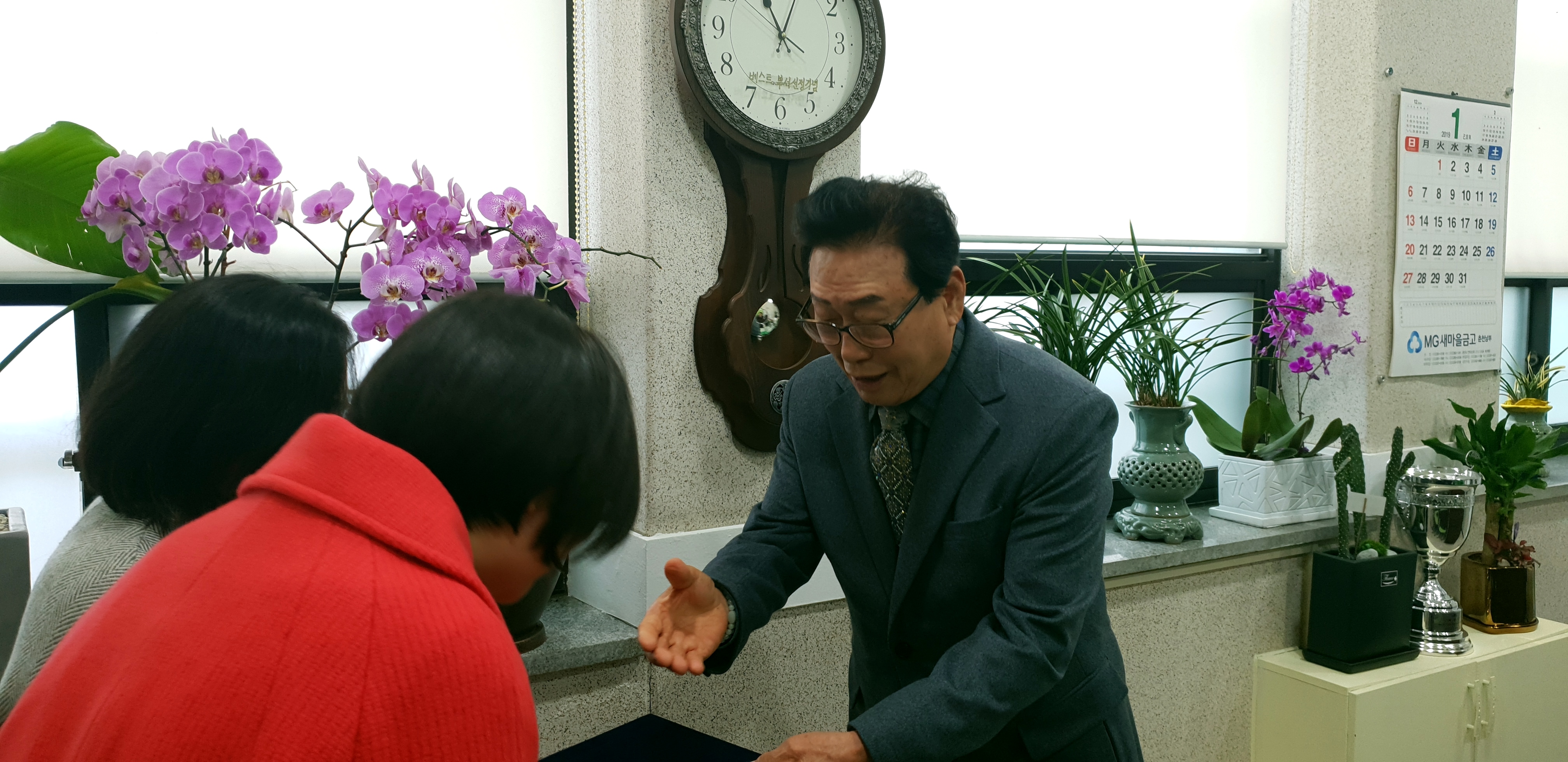 퇴계동 주민자치회 성적 우수자 장학금 전달