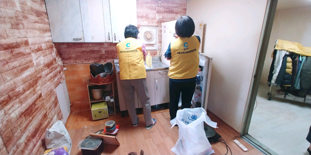 교동 지역사회보장협의체 홀몸어르신 청소 봉사 활동