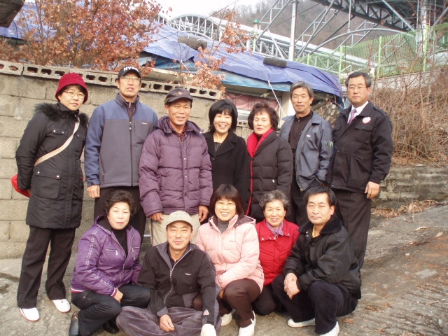 통장협의회, 모자가정 천막씌우기 작업
