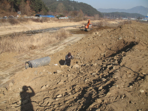 지내천뚝 수로관 공사