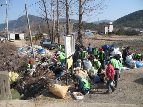 농경지에 버려진 폐비닐 수거활동