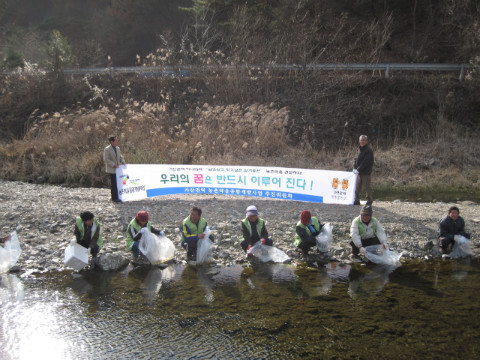 지내천에 민물고기 치어 방류