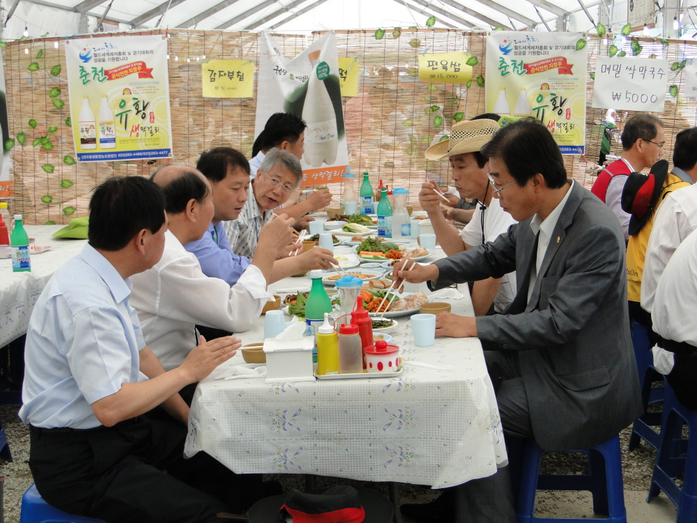 막국수 축제시 지사와 레저간부 느랏제막국수 방문
