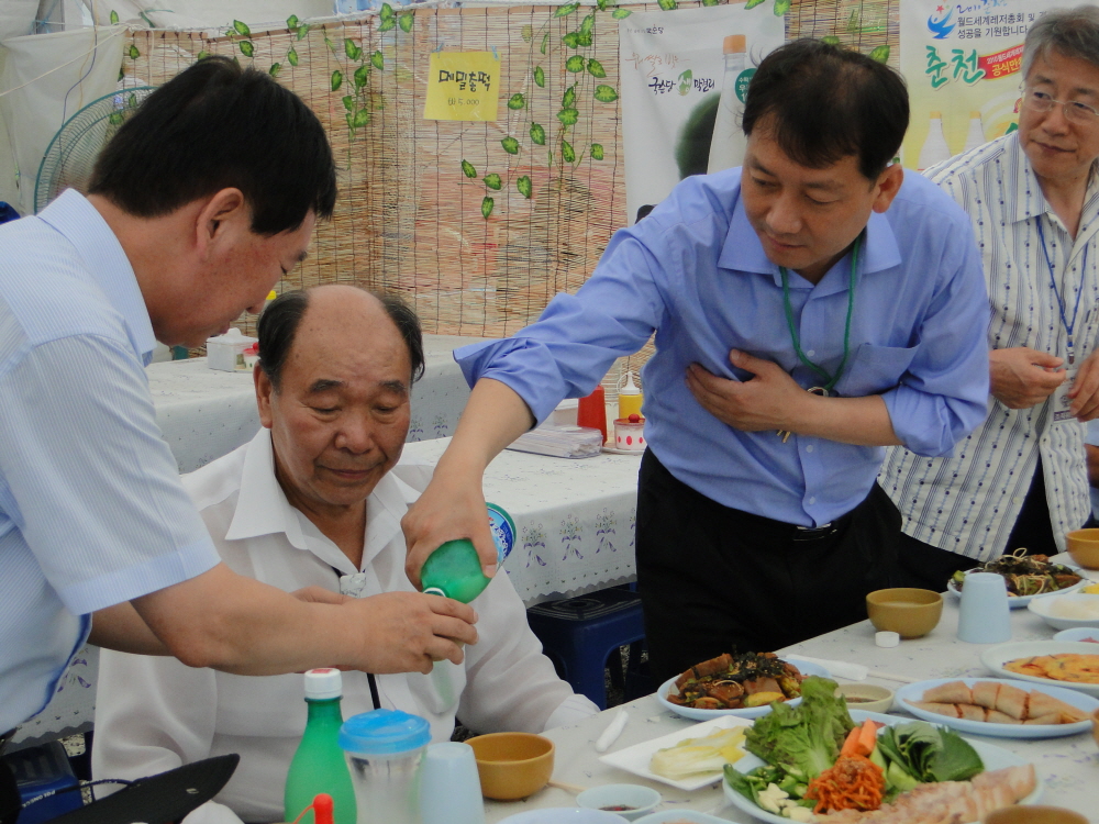 막국수 축제시 지사와 레저간부 느랏제막국수 방문