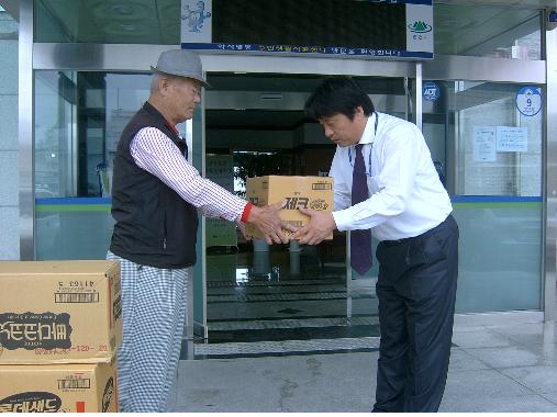 롯데마트 온의점(지점장 김세영)은 약사명동 노인정에 줄 과자를 전달하였다