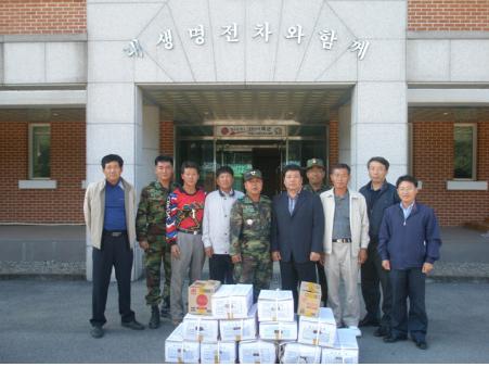 사북면 지역 농가 대민지원을 한 군부대를 방문 위문품 전달