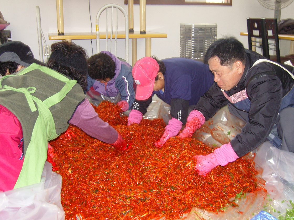 거동이 불편한 독거노인에게 김장김치 전달