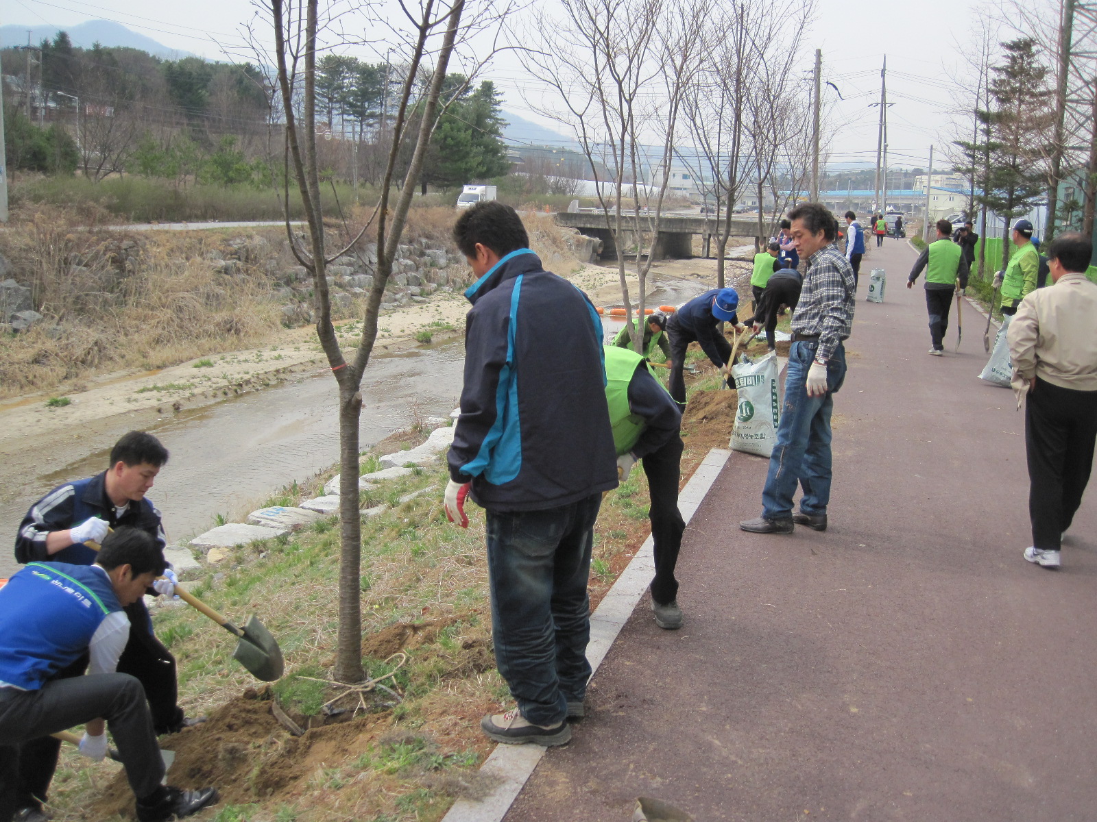 퇴계동 퇴계천 살리기 시민 실천단 가꾸미사업 전개