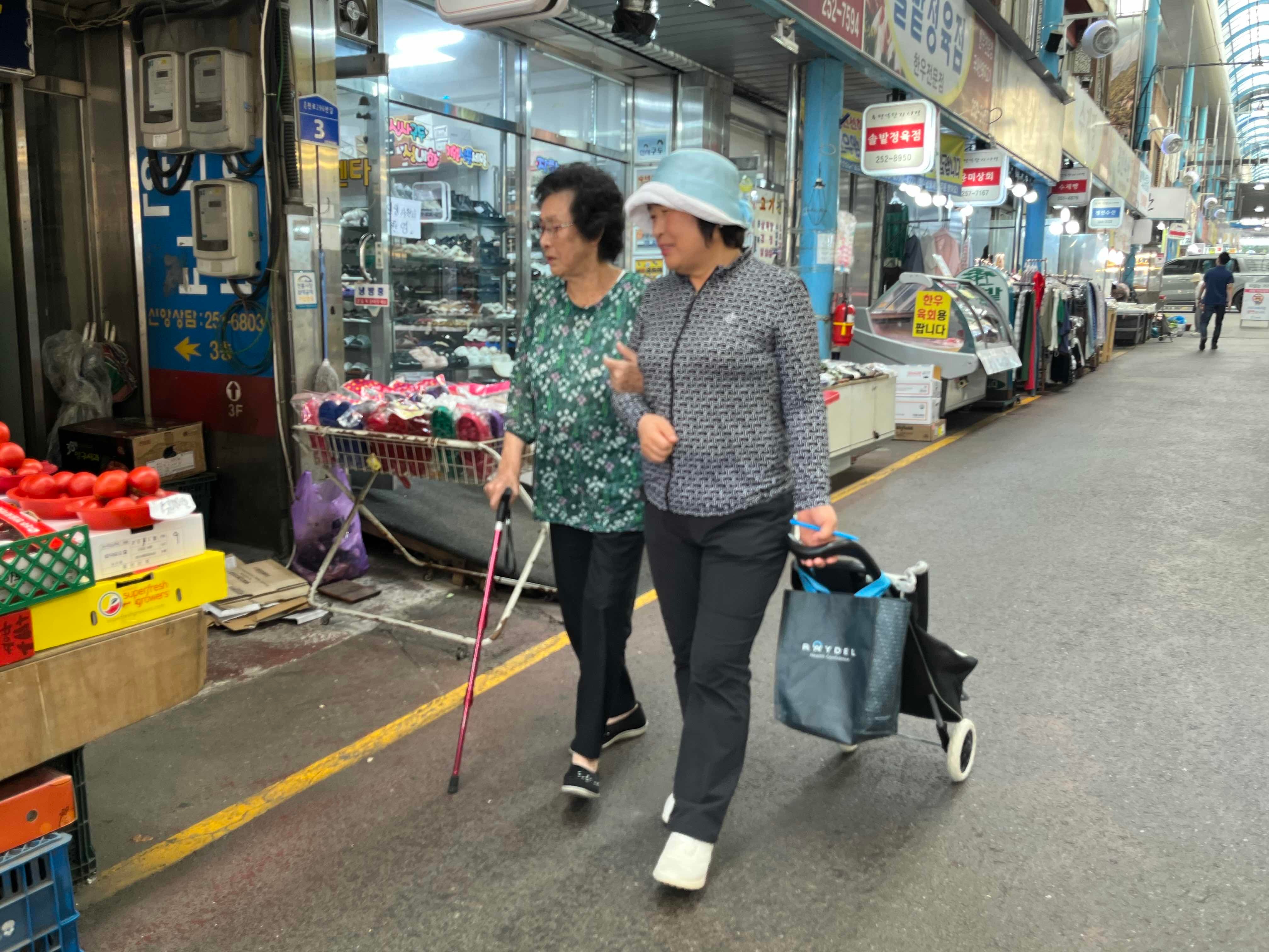 독거 어르신 장보기 활동 지원