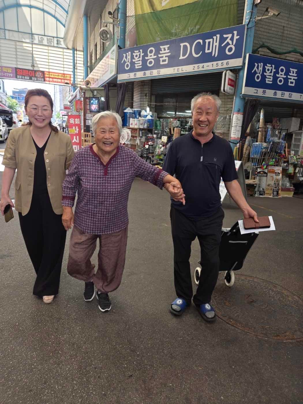 「다같이 돌자 동네 한바퀴」  독거 어르신 장보기 활동 지원