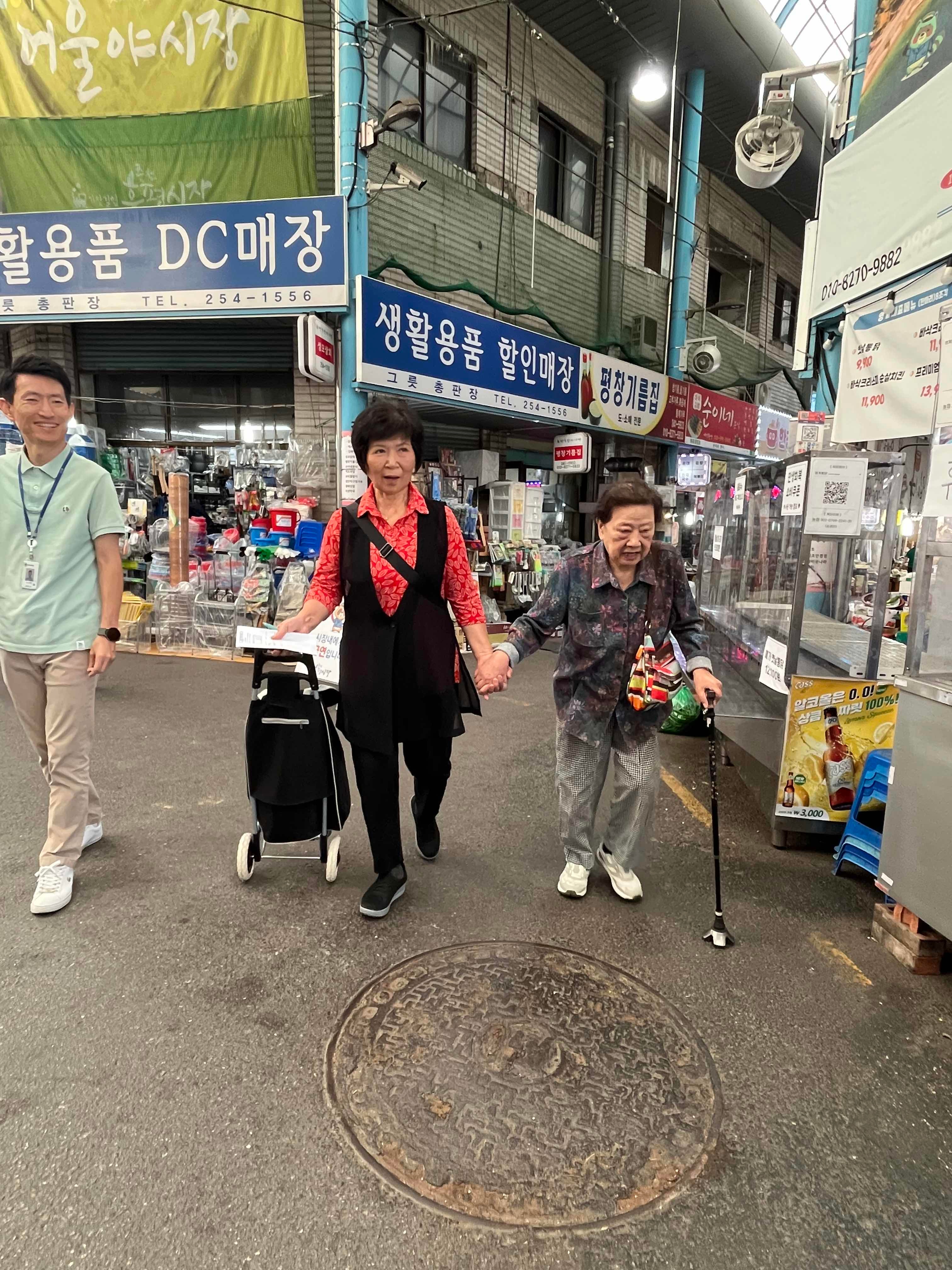 「다같이 돌자 동네 한바퀴」  독거 어르신 장보기 활동 지원