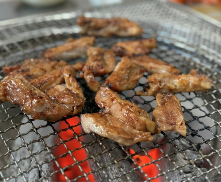 추석 연휴, 오랜 친구들과 다시 찾은 ‘원조숯불닭불고기집’
