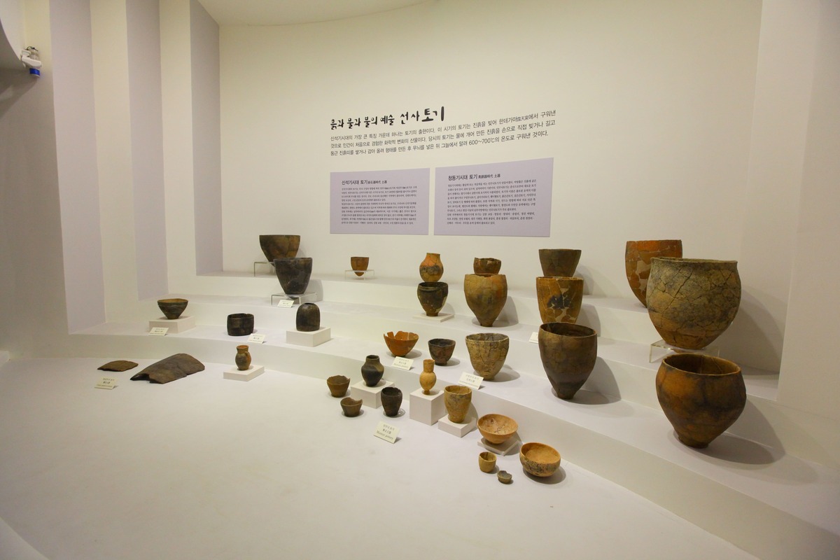 국립춘천박물관 내부 선사토기 전시