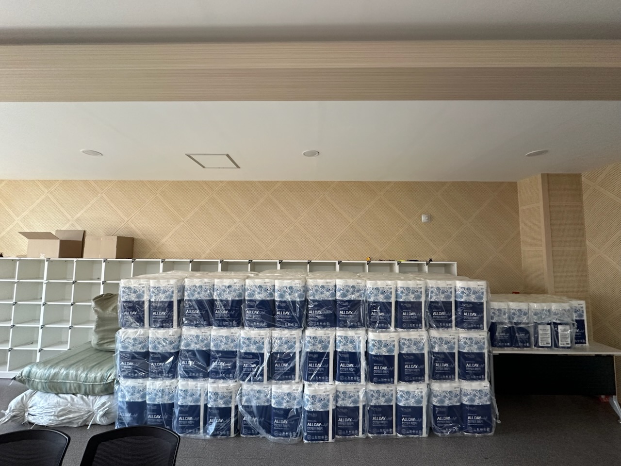 석사동 주민자치위원 ㈜새진 김우현 대표  겨울조끼 및 화장지 300개 후원