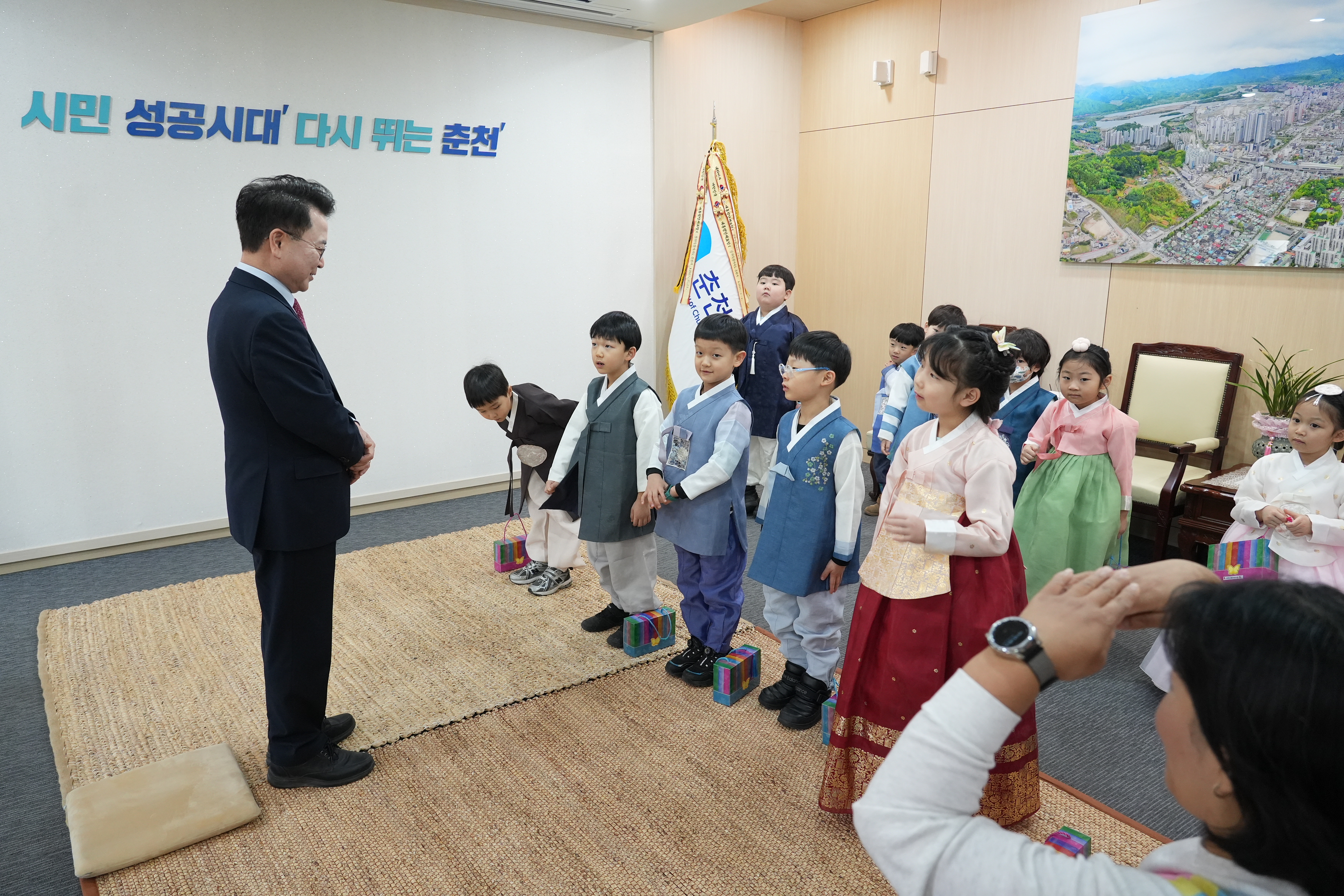 20260212 설날맞이 시청 어린이집 떡나누기 행사 (접견실)