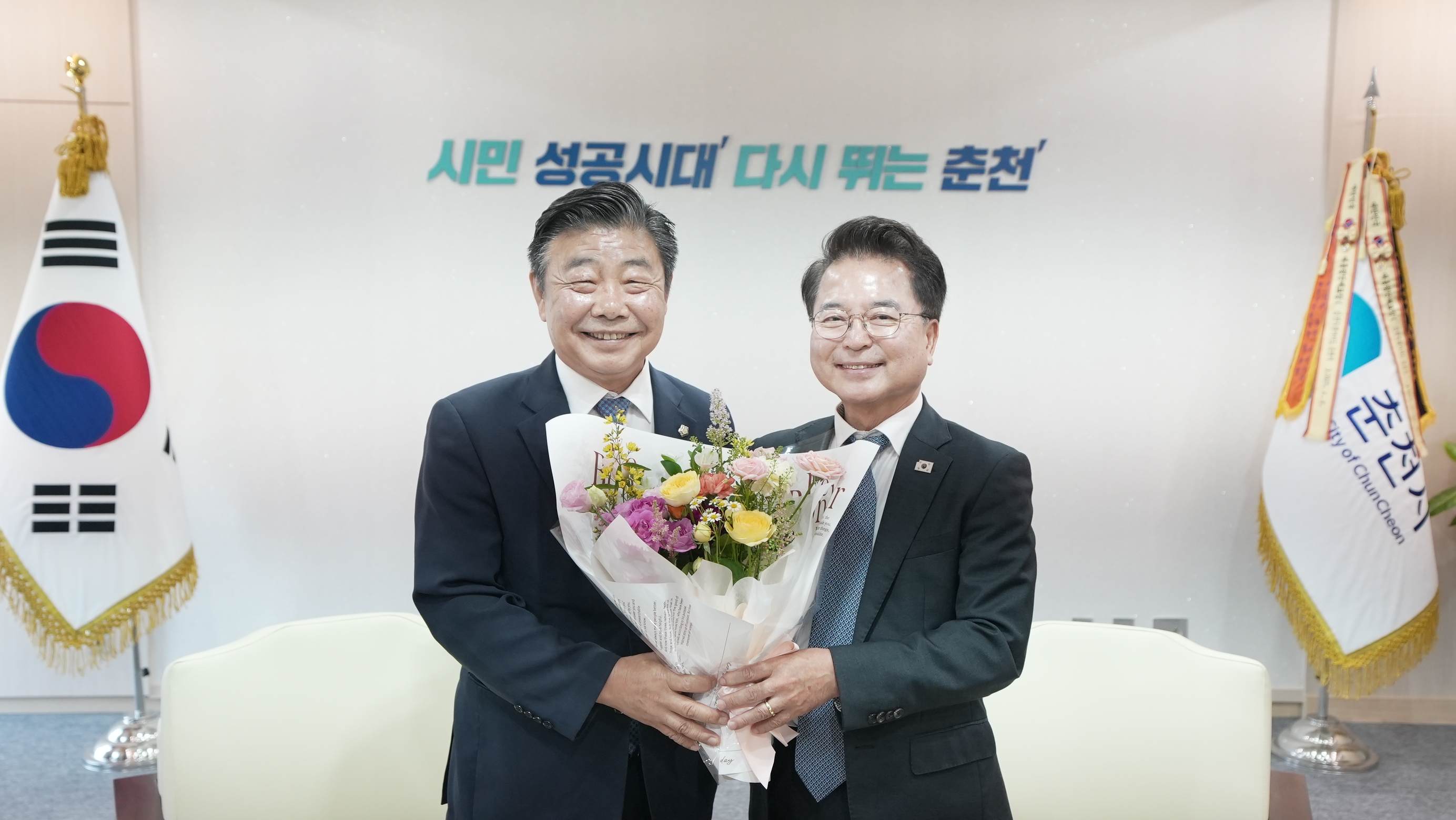 20260629 김진호 춘천시 의장 육동한시장님 방문 (접견실)