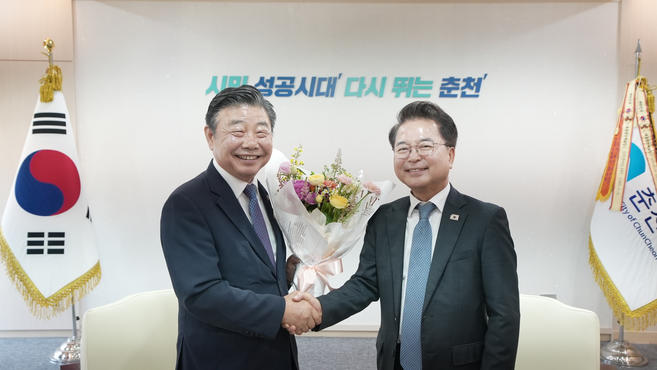 20260629 김진호 춘천시 의장 육동한시장님 방문 (접견실)
