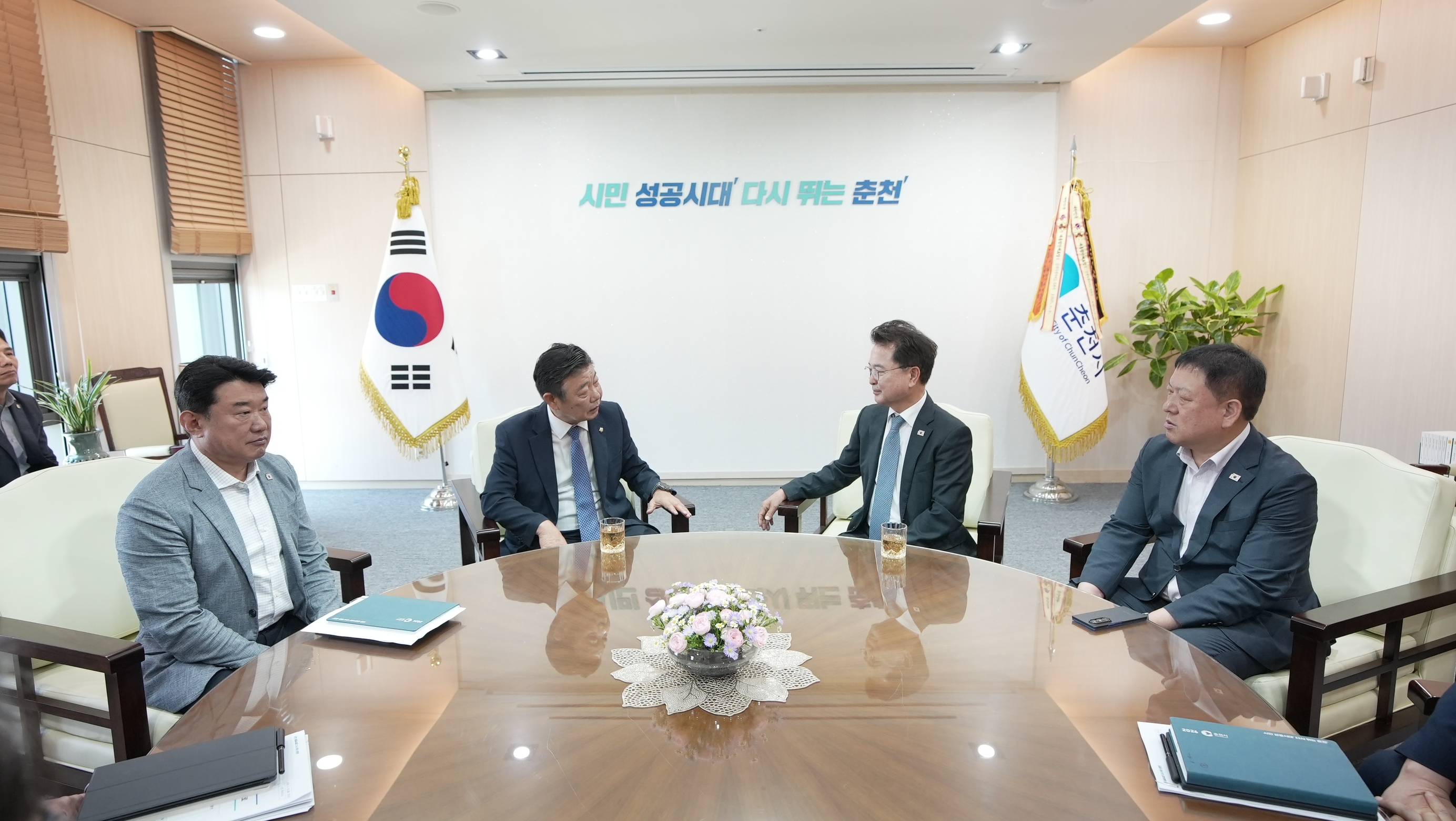 20260629 김진호 춘천시 의장 육동한시장님 방문 (접견실)